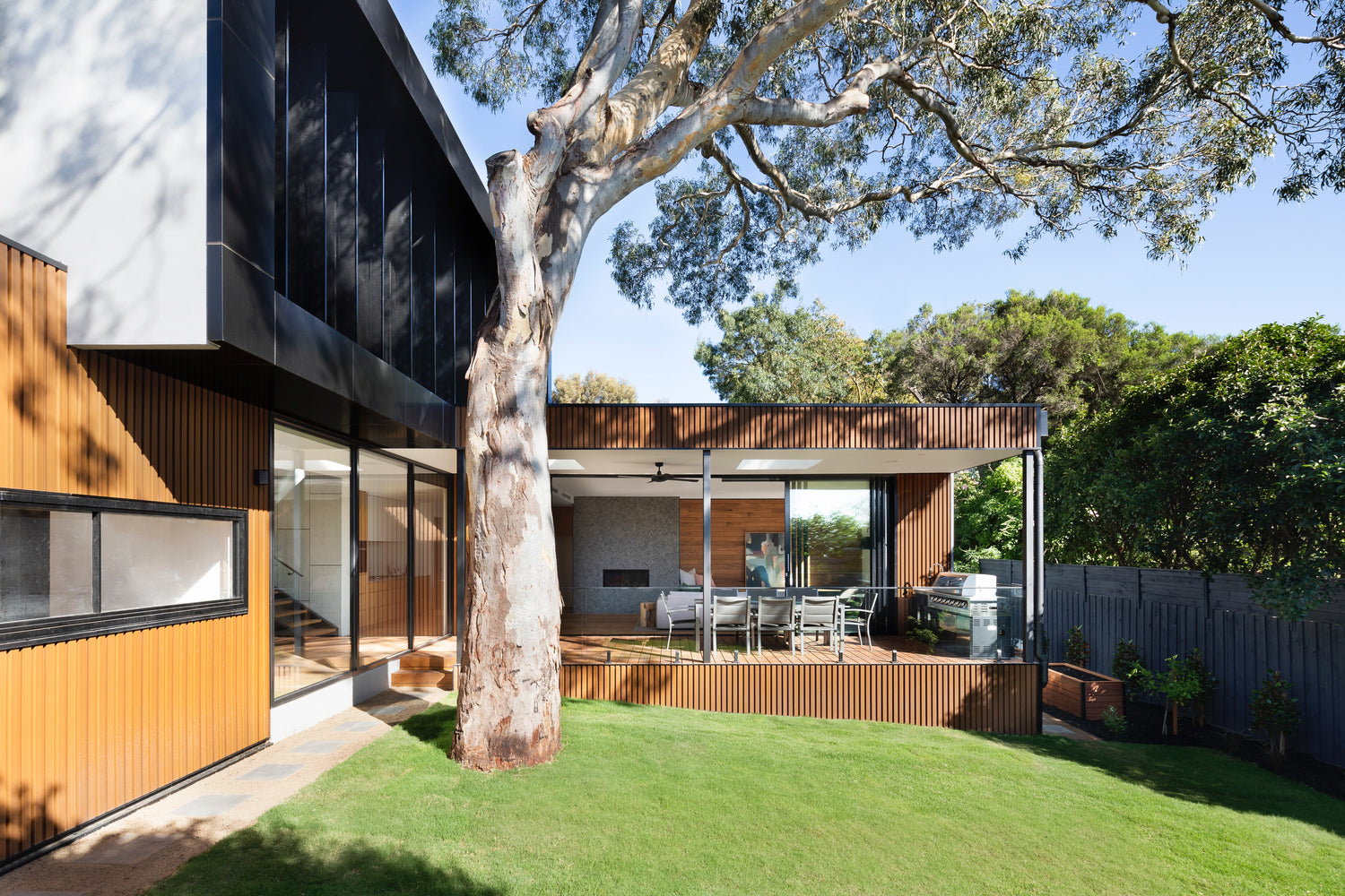 australian house with a neatly manicured lawn