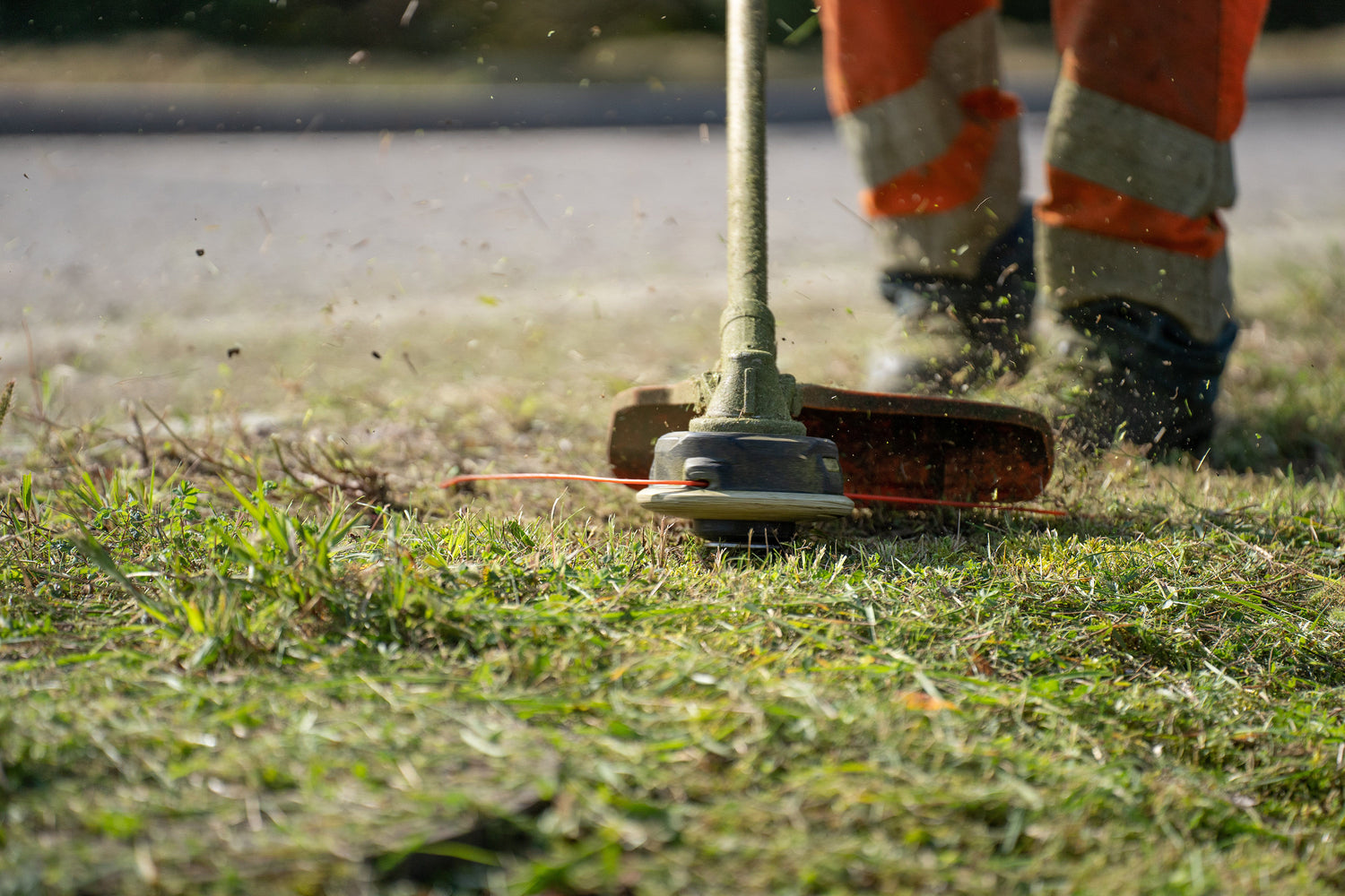 trimmer spinning trimmer lines to trim grass